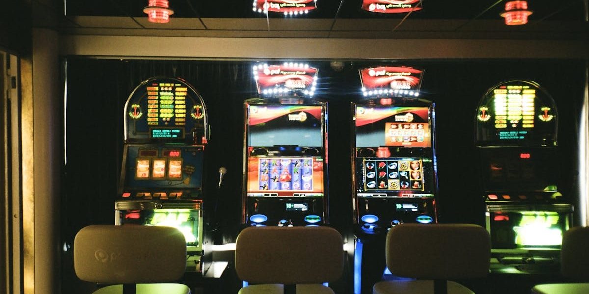 Jocurile de noroc, unele dintre cele mai vechi forme de comportament organizat al umanității, au fost prezent în lume înainte ca primele scrieri, monede sau coduri de legi să apară