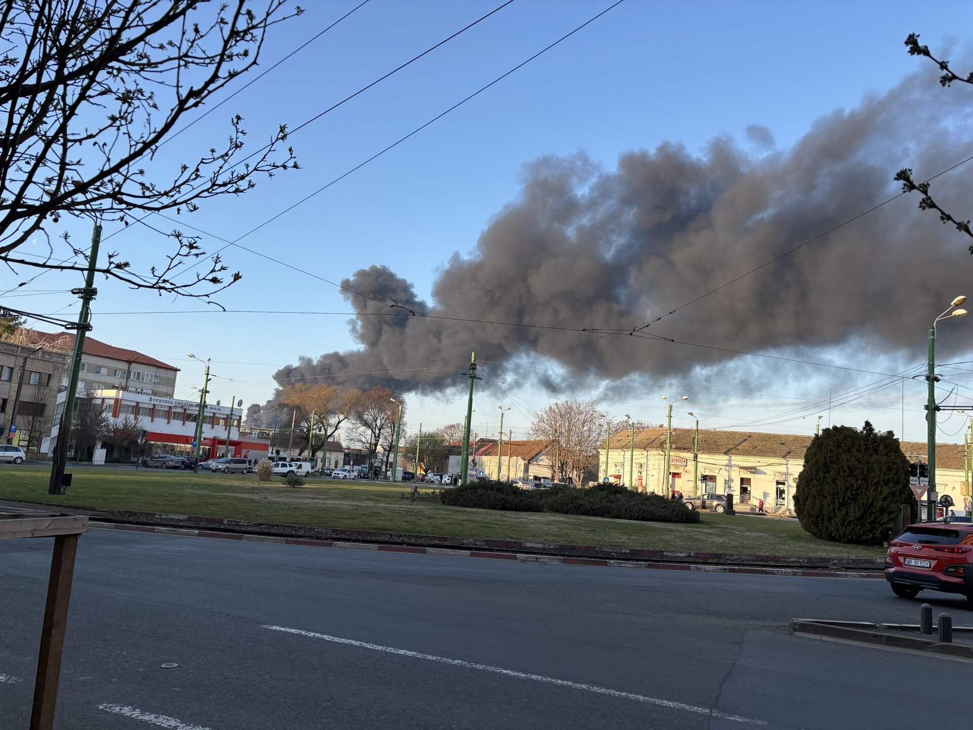 Incendiu de proporții într-o fabrică de polistiren din Arad, peste 20 de pompieri la fața locului Un incendiu devastator a izbucnit, în această după-amiază, la o societate comercială situată în Zona Industrială Aradul Nou, pe drumul spre Zădăreni