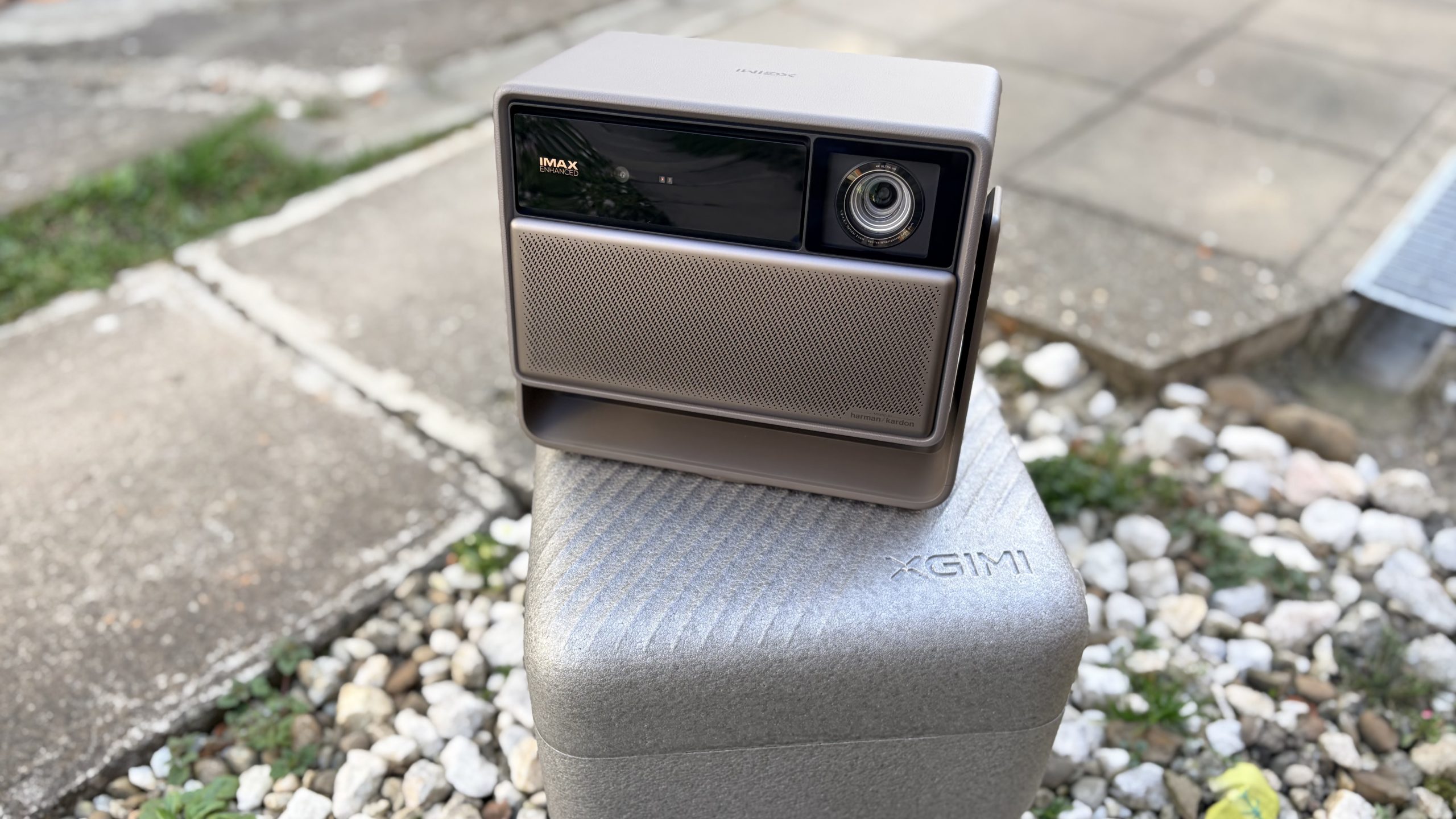 Transformă-ți sufrageria într-un cinematograf de lux cu noul proiectiv XGIMI Horizon 20, un dispozitiv ce promite o experiență vizuală și auditivă de neegalat în confortul propriei case