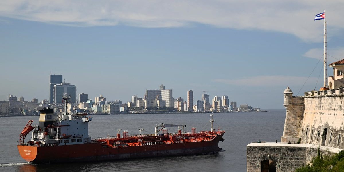 Rusia livrează combustibil Cuba, în ciuda sancțiunilor americane și a blocajului energetic Rusia a trimis către Cuba un vas cu aproape 200.000 de bari (aproximativ 31.800 de tone) de diésel, marcând un gest de sprijin pentru insula în contextul dificultăților generate de sancțiunile americane și blocajul energetic prelungit