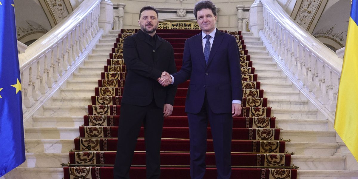 Zelenski, întâlniri oficiale în România pentru consolidarea relației bilaterale și sprijinul pentru Ucraina Președintele Ucrainei, Volodimir Zelenski, a sosit joi la București, într-o vizită oficială menită să întărească legăturile dintre cele două țări și să discute despre sprijinul României în contextul războiului din Ucraina