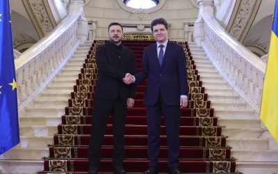 Zelenski, întâlniri oficiale în România pentru consolidarea relației bilaterale și sprijinul pentru Ucraina Președintele Ucrainei, Volodimir Zelenski, a sosit joi la București, într-o vizită oficială menită să întărească legăturile dintre cele două țări și să discute despre sprijinul României în contextul războiului din Ucraina