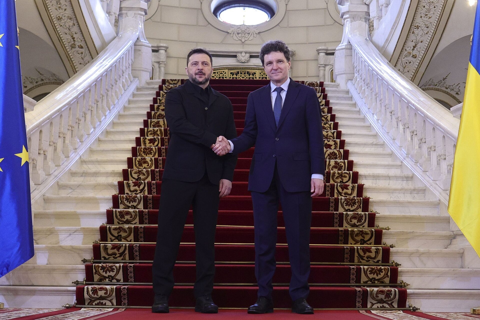 Zelenski, întâlniri oficiale în România pentru consolidarea relației bilaterale și sprijinul pentru Ucraina Președintele Ucrainei, Volodimir Zelenski, a sosit joi la București, într-o vizită oficială menită să întărească legăturile dintre cele două țări și să discute despre sprijinul României în contextul războiului din Ucraina