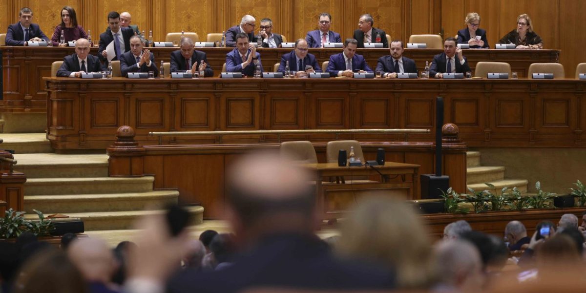 Bugetul de stat pentru anul 2026, adoptat de coaliția de guvernare, a trecut cu 319 de voturi „pentru”, dar adevărata surpriză a fost aportul parlamentarelor și parlamentarilor non-partinici, ale căror voturi au influențat rezultatul final