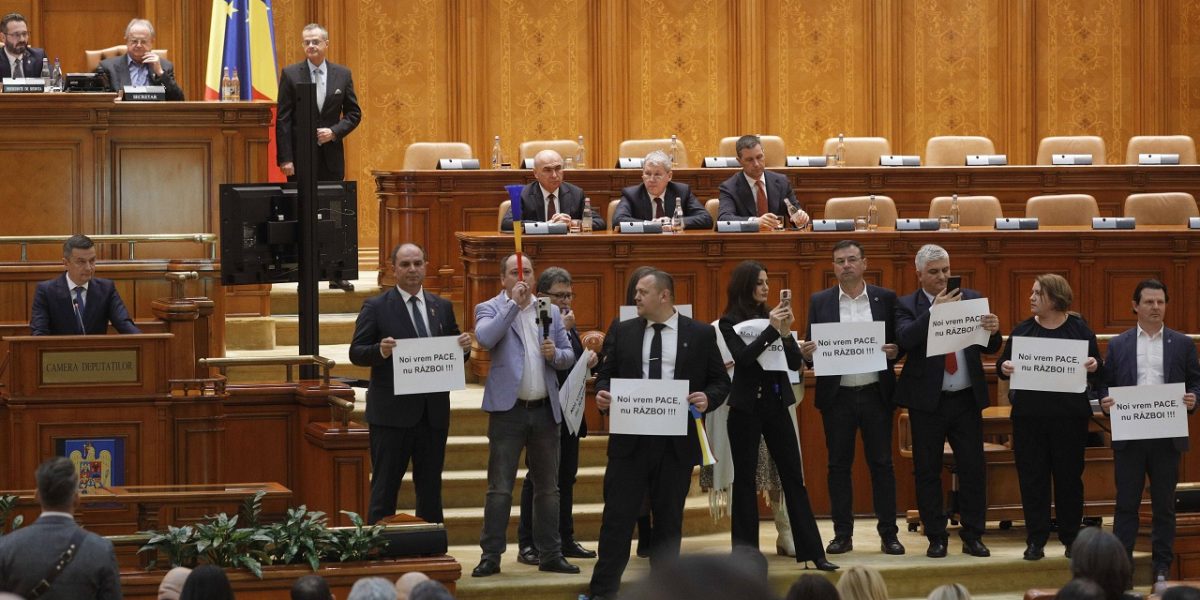 Parlamentarii S.O.S. România, sancționați cu reducerea indemnizației cu 50% pentru trei luni