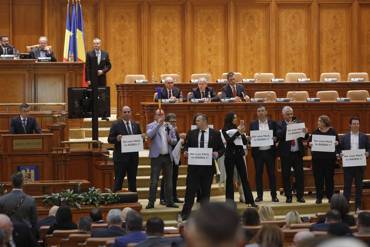 Parlamentarii S.O.S. România, sancționați cu reducerea indemnizației cu 50% pentru trei luni