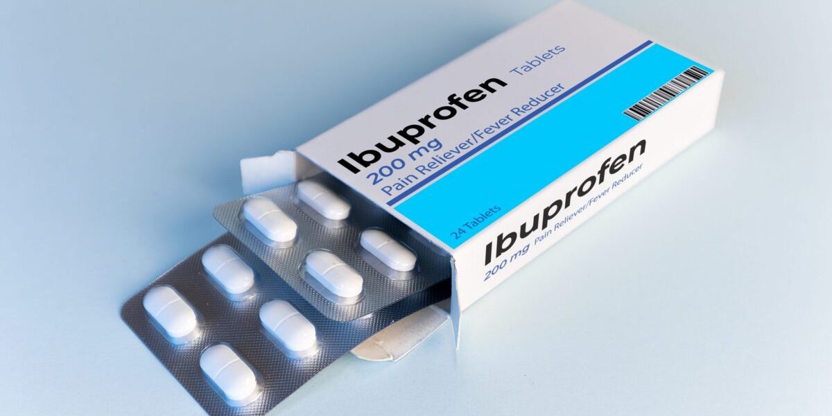 Avertismentul Organizațiilor de Sănătate: Pericolele utilizării frecvente a Ibuprofenului Utilizarea medicamentelor antiinflamatoare non-steroidale (AINS), precum ibuprofenul, pentru calmarea durerii a devenit o practică frecventă în rândul românilor, însă experții trag semnale de alarmă cu privire la riscul pe termen lung pentru sănătate