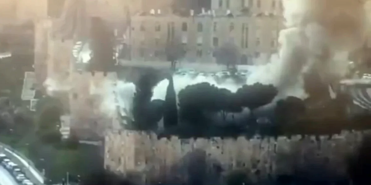 Emergență în Ierusalim: fragment de proiectil cade în inima Orașului Vechi, tensiunile religioase ating cote maxime Orașul sfânt pentru creștini, evrei și musulmani a fost din nou scena unei escaladări a tensiunilor, după ce un fragment de proiectil s-a prăbușit în interiorul Orașului Vechi al Ierusalimului, într-o zonă extrem de sensibilă din punct de vedere religios și simbolic