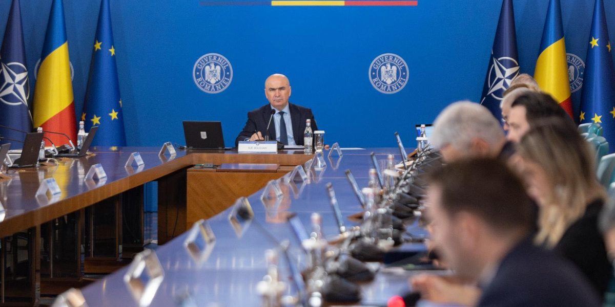 Guvernul introduce reforme pentru accelerarea proiectelor de investiții și reducerea birocrației Premierul Ilie Bolojan a anunțat că, de săptămâna viitoare, va intra în vigoare o ordonanță ce vizează simplificarea procedurilor pentru avizarea investițiilor