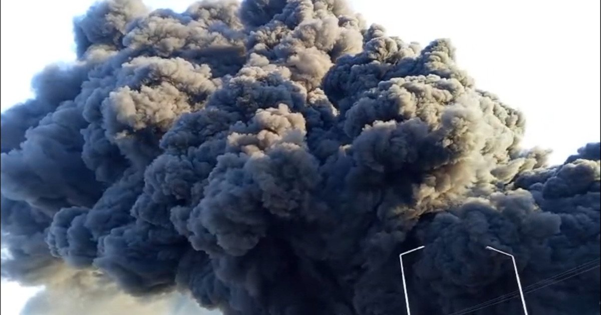 Un incendiu de proporții a provocat alarmă miercuri dimineață la o fabrică de polistiren din municipiul Arad, forțând intervenții urgente din partea pompierilor și emiterea unui mesaj de avertizare către localnici