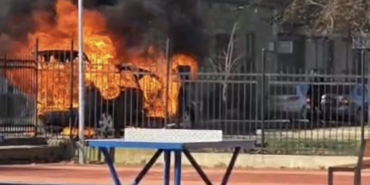 Incendiu la un autoturism pe Bulevardul General Dragalina din Arad. Pompierii intervin