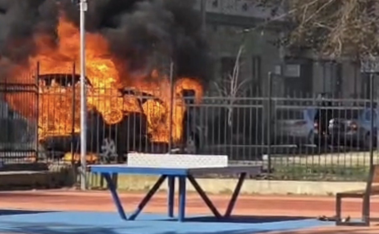 Un incendiu a izbucnit vineri pe Bulevardul General Dragalina din municipiul Arad, distrugând parțial un autoturism și provocând intervenția promptă a echipajelor de pompieri