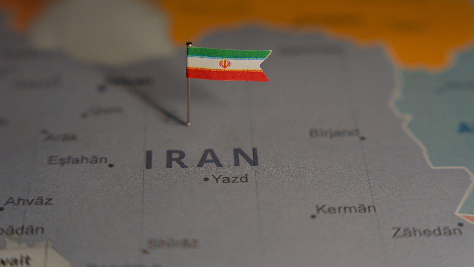 Criza petrolului din Iran afectează scumpirea carburanților și alimentația prețurilor în România Discuțiile despre impactul conflictului din Iran asupra pieței globale a petrolului devin tot mai aprinse în contextul actual, când tensiunile din această zonă continuă să alimenteze volatilitatea pe piețele internaționale de energie
