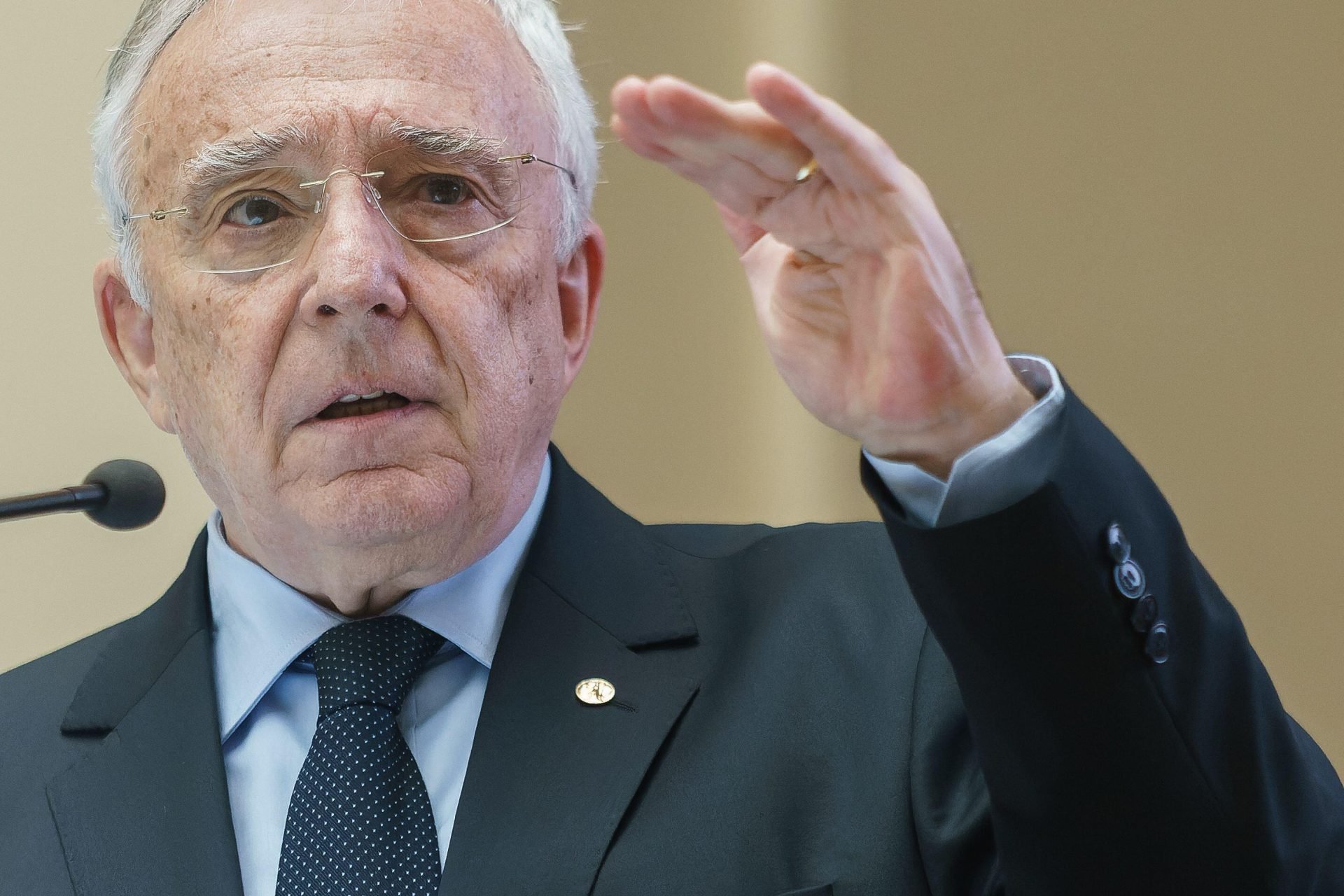 Guvernatorul BNR, Mugur Isărescu, avertizează asupra vulnerabilităților financiare ale României în contextul turbulențelor internaționale Guvernatorul Băncii Naționale a României, Mugur Isărescu, a tras un semnal de alarmă luni, în cadrul conferinței The Economist, privind situația economiei românești