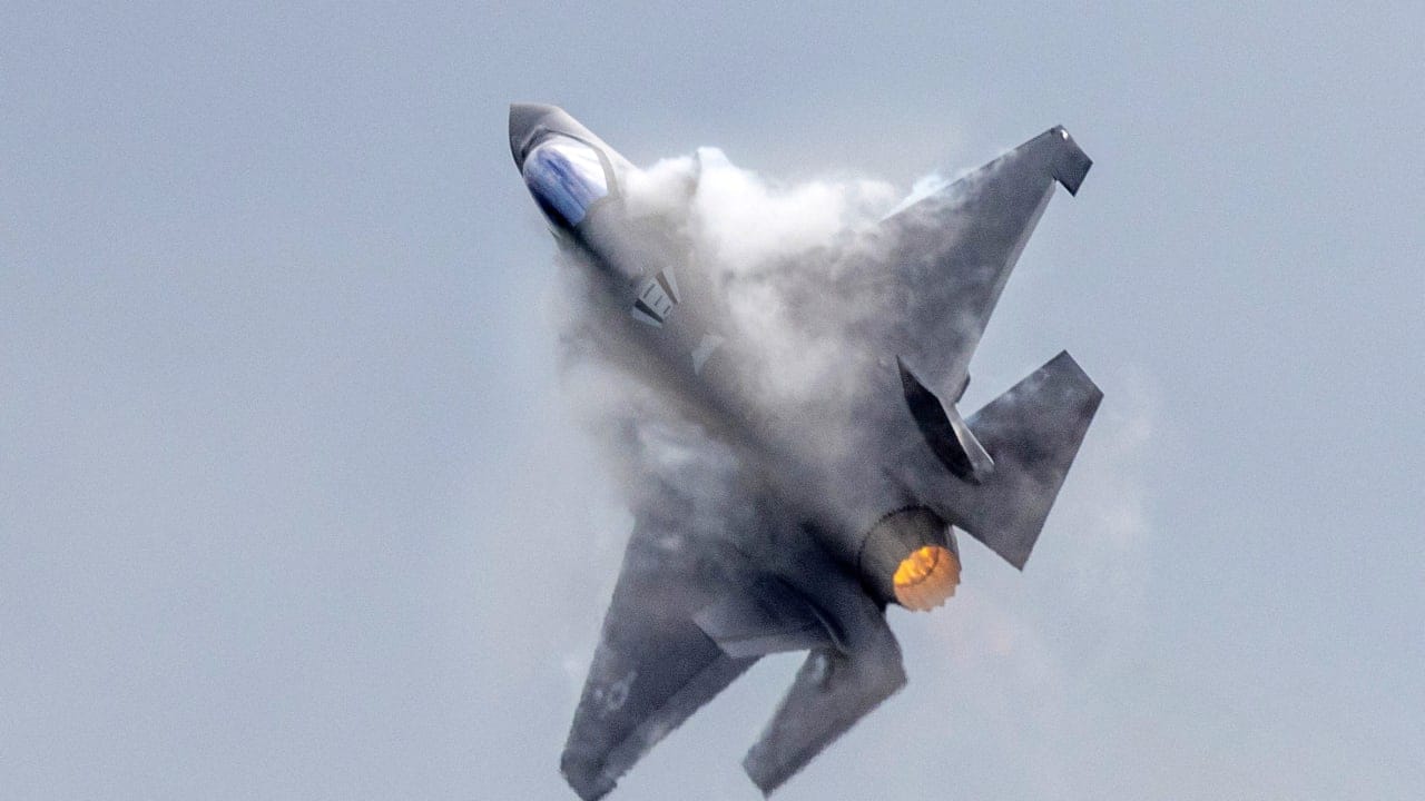 Israeli F-35I a doborât prima țintă inamică a războiului în timpul unui dogfight istoric Un incident fără precedent în conflictele recente din regiunea Orientului Mijlociu a avut loc miercuri dimineață, când un avion de luptă de ultimă generație F-35I al Forțelor Aeriene Israeliene (IAF) a doborât un avion de antrenament și atac iranian YAK-130, considerat demn de menționat drept “prima confruntare aeriană directă a războiului”