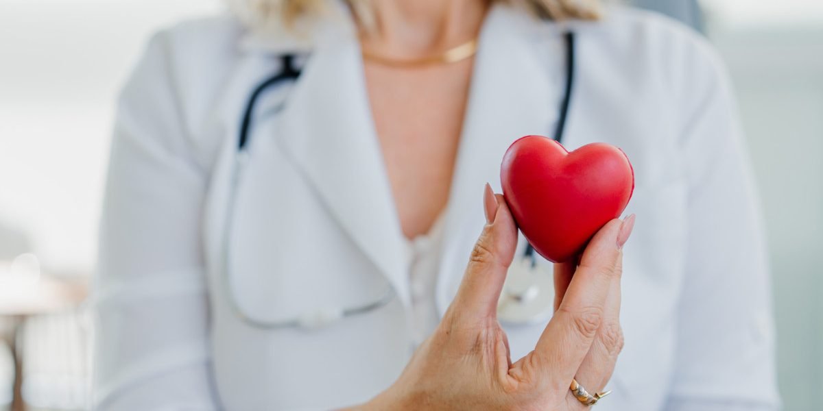 Femeile pot dezvolta complicații cardiace severe chiar și atunci când depunerile de grăsime în artere sunt mai reduse decât în cazul bărbaților, relevă un studiu recent care alterează percepțiile convenționale despre riscul cardiovascular la sexe diferite