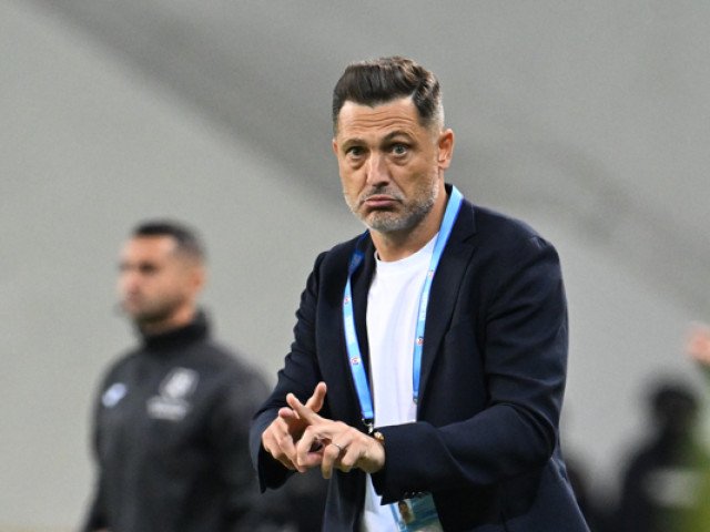 Gânduri grele pentru Mirel Rădoi: două oferte astronomice și decizia finală în aer După un început de sezon extrem de complicat pentru Dinamo, numele antrenorului Mirel Rădoi revine în prim-planul scenei fotbalistice românești, dar nu pentru motive exclusive performanței