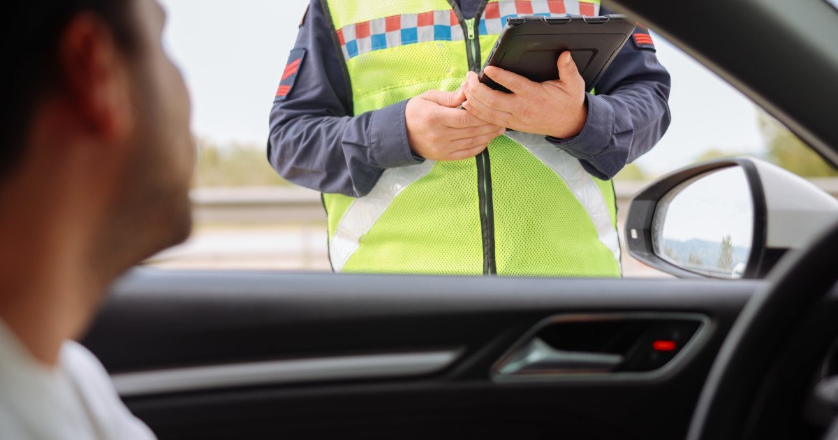 Purtarea centurii de siguranță – un gest simplu, dar frecvent ignorat în trafic În ciuda campaniilor de conștientizare și a legislației stricte, utilizarea centurii de siguranță rămâne o problemă majoră pe drumurile din România