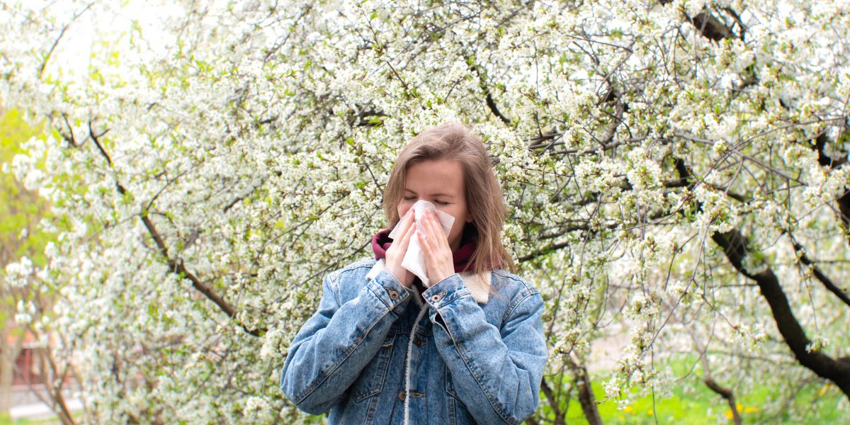 Primăvara, anotimpul reînnoirii și al înfloririi, aduce multă frumusețe și speranță, însă pentru persoanele sensibile la polen poate deveni o sursă de disconfort considerabil