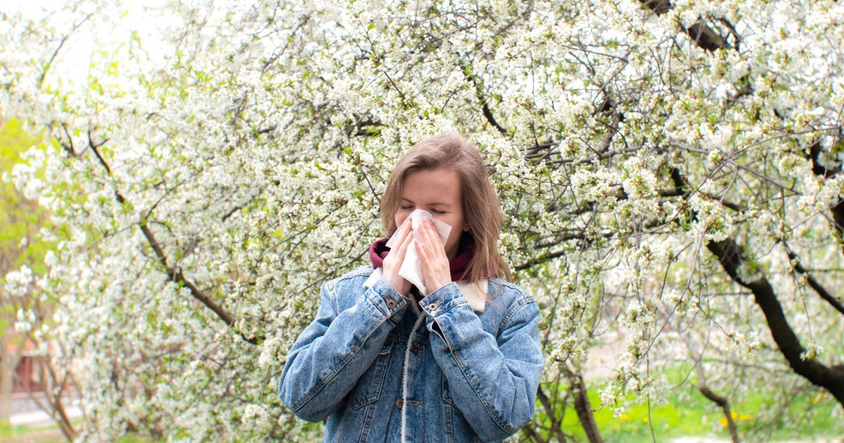 Primăvara, anotimpul reînnoirii și al înfloririi, aduce multă frumusețe și speranță, însă pentru persoanele sensibile la polen poate deveni o sursă de disconfort considerabil