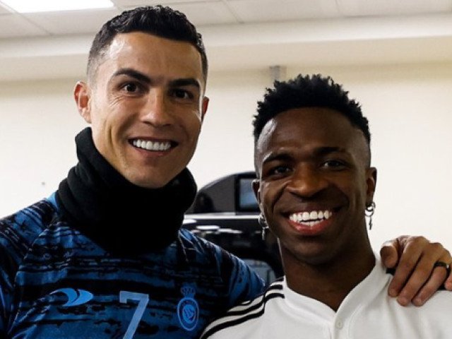 Vinicius Jr. a scris o pagină importantă în istoria recentă a clubului Real Madrid, după cea mai memorabilă seară a sa. Tânărul atacant brazilian a reușit să egalizeze scorul cu Cristiano Ronaldo și să intre definitiv în legenda madrilenă, odată cu victoria categorică a echipei sale împotriva Manchester City, scor 3-0, în cadrul Ligii Campionilor