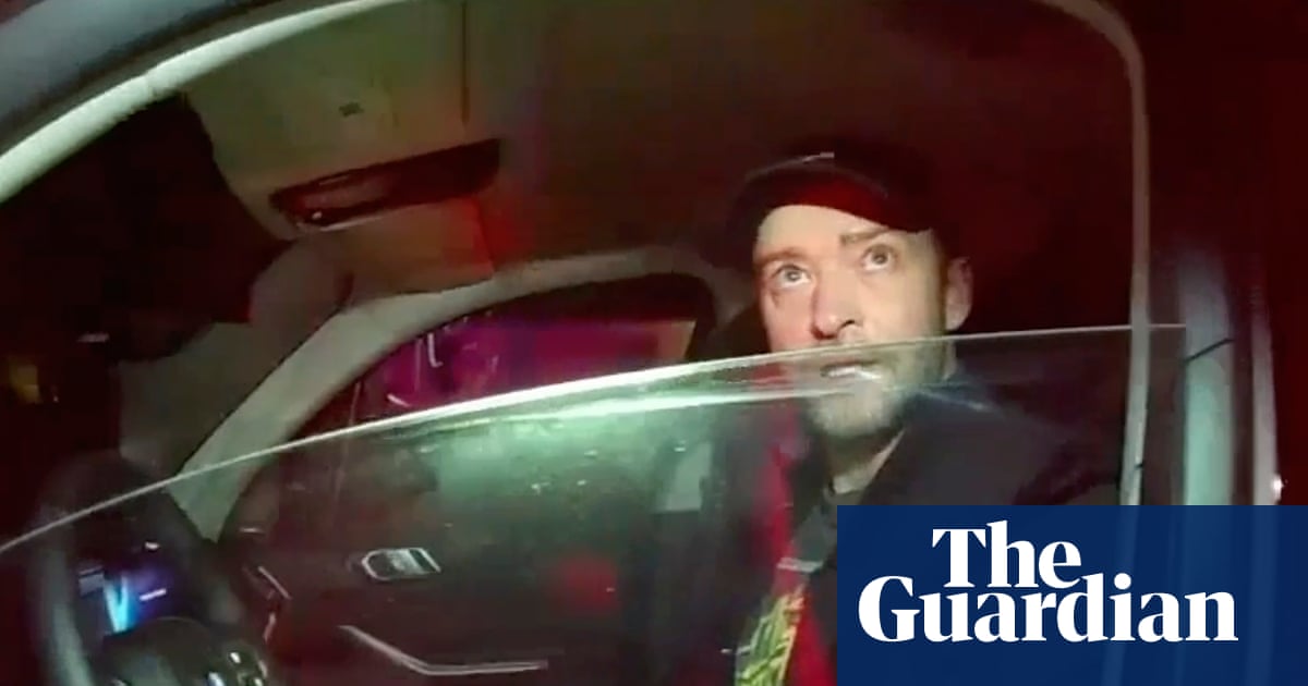 Justin Timberlake, fostul membru al trupei *NSync și star al scenei muzicale și de film, a fost arestat în Hampton, New York, după ce a fost prins conducând sub influența alcoolului