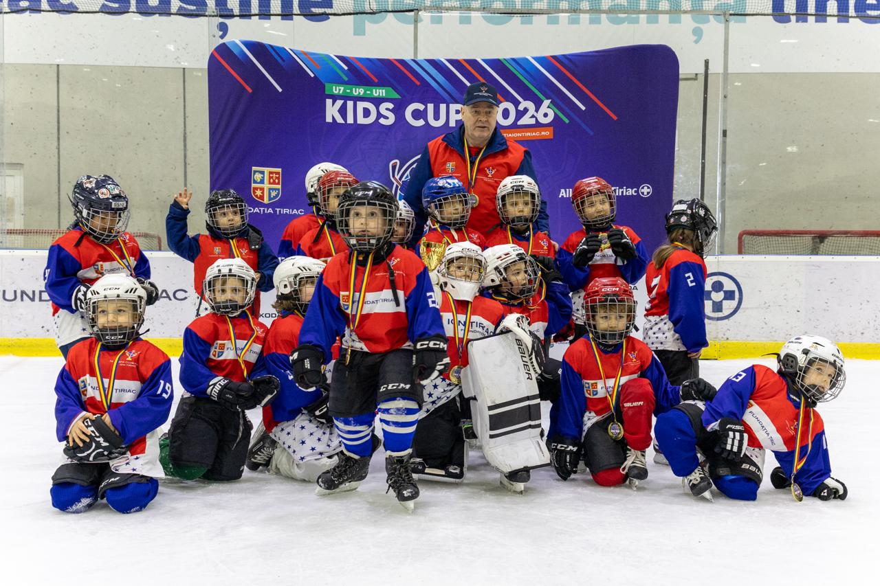 La Patinoarul Allianz-Țiriac Arena din București a avut loc în weekendul trecut cea de-a doua ediție a evenimentului Kids Cup 2026, o competiție de hochei dedicate celor mai tineri sportivi, care a reunit peste 400 de copii din țară