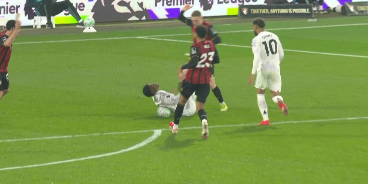 Manchester United a fost implicată într-un incident controversat în meciul de duminică de la Bournemouth, după ce a fost refuzată un penalty clar în minutul 67, moment care a aprins spiritele printre jucători și suporteri