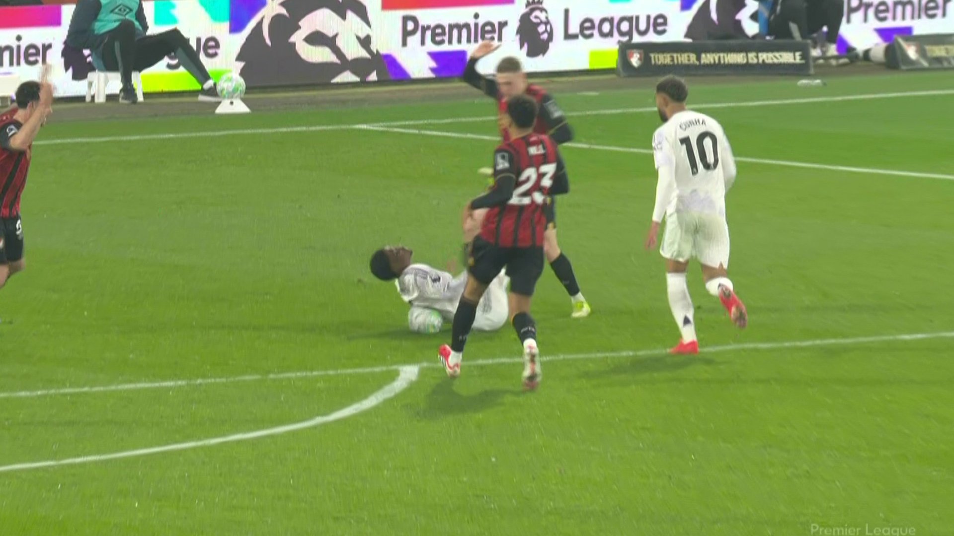 Manchester United a fost implicată într-un incident controversat în meciul de duminică de la Bournemouth, după ce a fost refuzată un penalty clar în minutul 67, moment care a aprins spiritele printre jucători și suporteri