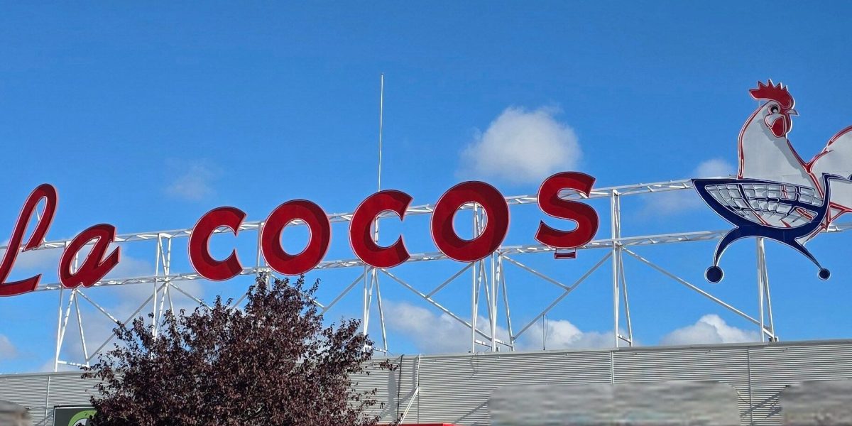 La Cocoș, unul dintre cele mai vechi și cunoscute lanțuri de magazine din România, va face în curând parte dintr-un conglomerat internațional de retail, după ce grupul german Schwarz, proprietarul Lidl și Kaufland, a finalizat preluarea companiei locale