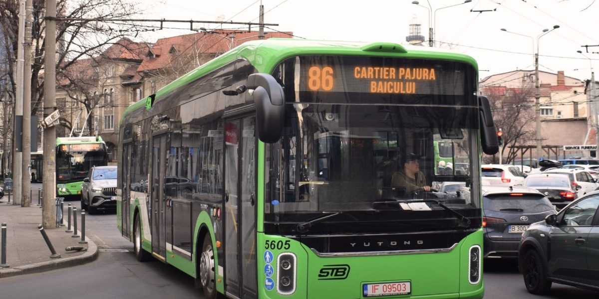 Modificări majore în transportul public bucureștean din cauza noilor reconfigurări ale liniei de troleibuz 86 Începând de astăzi, 30 martie 2026, bucureștenii și vizitatorii orașului trebuie să se adapteze noilor rute ale transportului în comun, odată cu modificările aduse liniei de troleibuz 86 și suspendarea altor două linii navetă