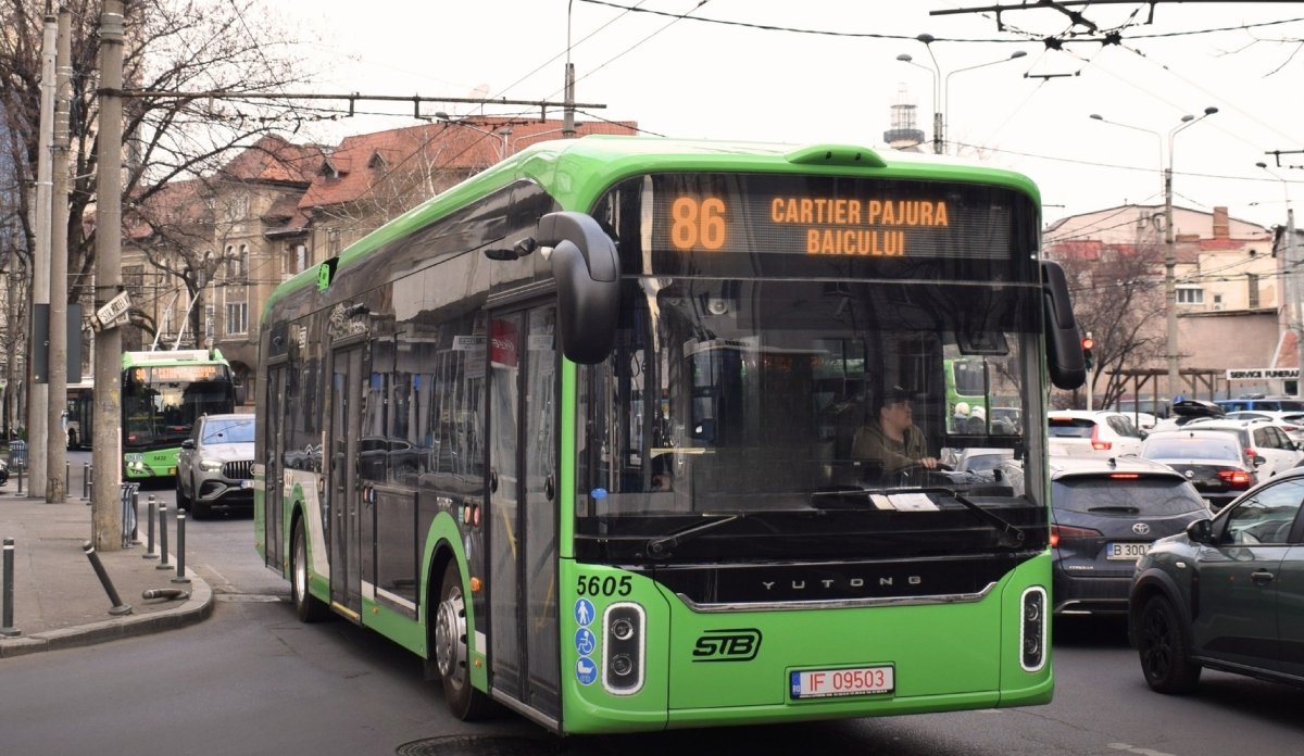 Modificări majore în transportul public bucureștean din cauza noilor reconfigurări ale liniei de troleibuz 86 Începând de astăzi, 30 martie 2026, bucureștenii și vizitatorii orașului trebuie să se adapteze noilor rute ale transportului în comun, odată cu modificările aduse liniei de troleibuz 86 și suspendarea altor două linii navetă