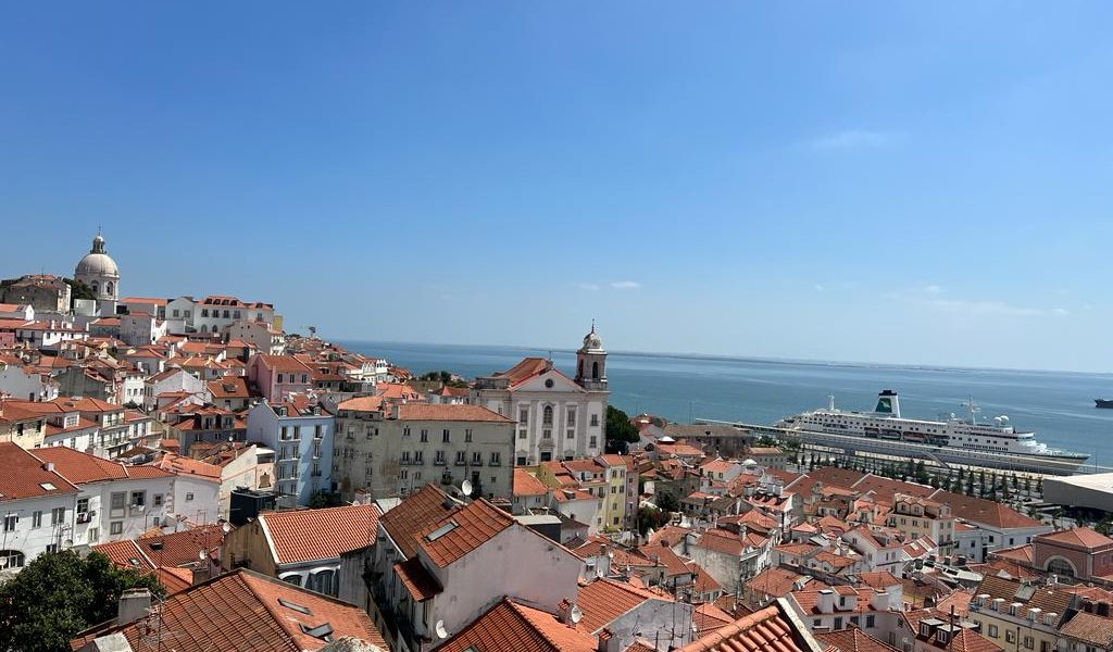 Guvernul de dreapta din Portugalia a votat joi o lege menită să accelereze și să simplifice procesul de expulzare a imigranților fără acte, marcând o etapă clară în strategia de înăsprire a politicii de imigrare adoptată de țară în ultimii doi ani