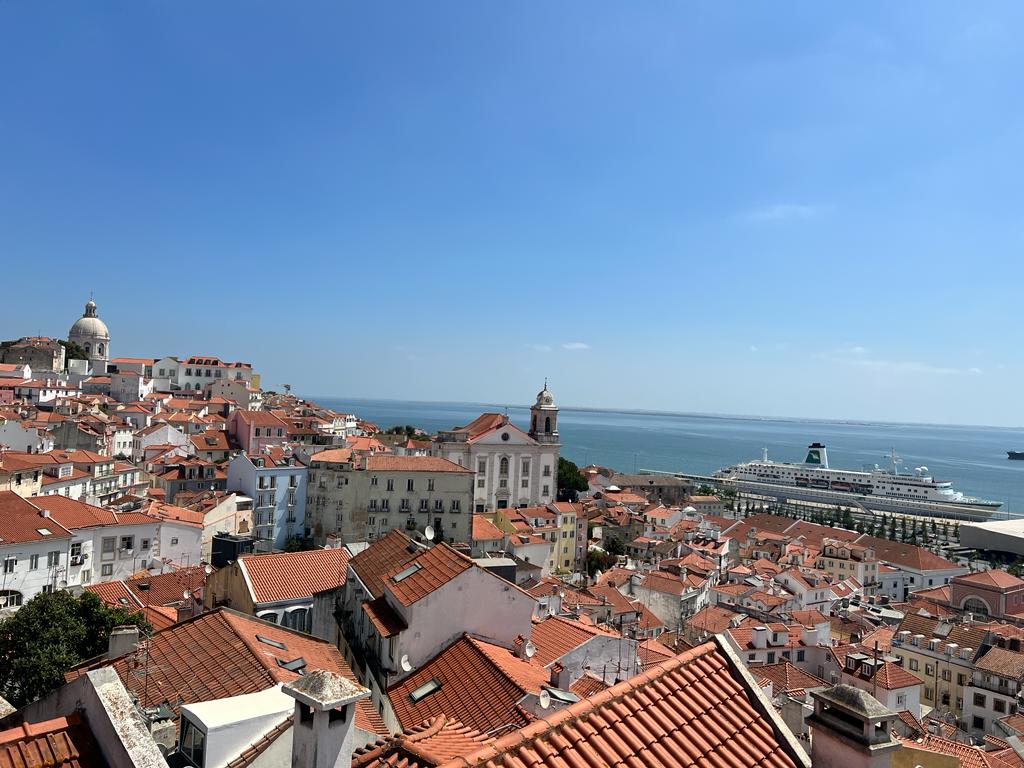 Guvernul de dreapta din Portugalia a votat joi o lege menită să accelereze și să simplifice procesul de expulzare a imigranților fără acte, marcând o etapă clară în strategia de înăsprire a politicii de imigrare adoptată de țară în ultimii doi ani