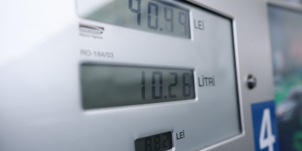 Guvernul a anunțat, marți, adoptarea unei ordonanțe de urgență care limitează adaosul comercial practicat de operatorii din lanțul de distribuție a carburanților, într-un efort de a calma piața și a preîntâmpina o creștere accelerată a prețurilor