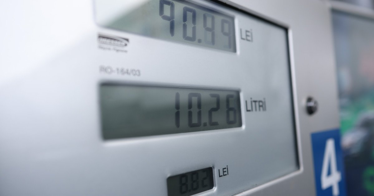 Guvernul a anunțat, marți, adoptarea unei ordonanțe de urgență care limitează adaosul comercial practicat de operatorii din lanțul de distribuție a carburanților, într-un efort de a calma piața și a preîntâmpina o creștere accelerată a prețurilor