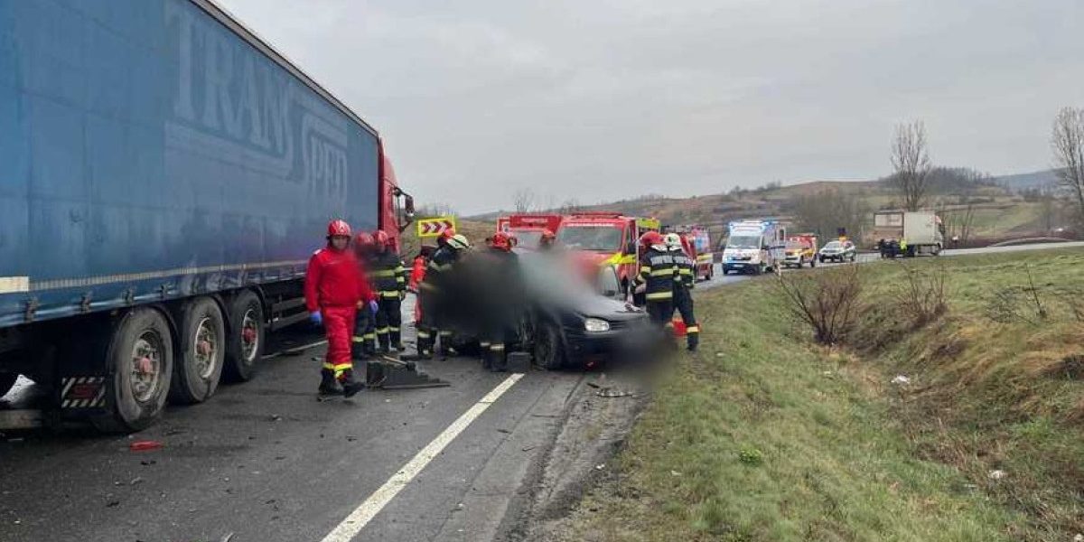 Cinci persoane și-au pierdut viața într-un grav accident rutier produs luni dimineața în zona localității Sânpaul, județul Cluj, în urma impactului dintre două camioane și un autoturism