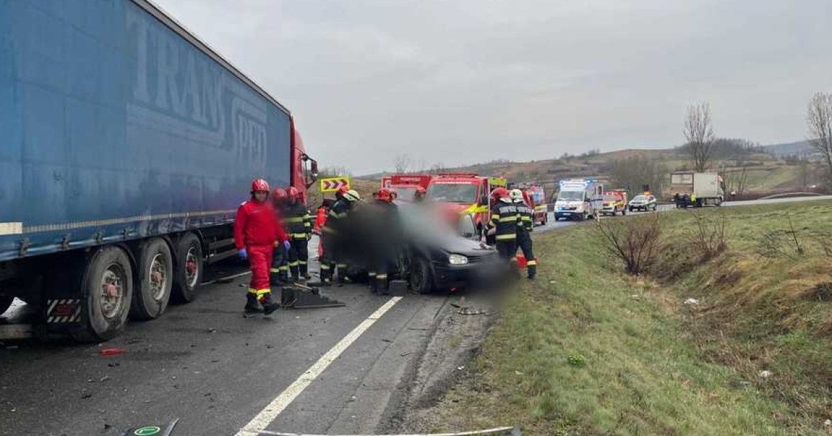 Cinci persoane și-au pierdut viața într-un grav accident rutier produs luni dimineața în zona localității Sânpaul, județul Cluj, în urma impactului dintre două camioane și un autoturism