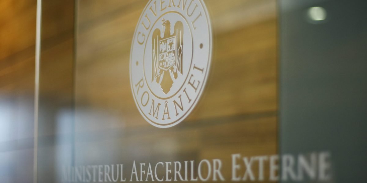 Scandalul Irina Ponta: o serie de gafe institutionale care adâncesc criza în politica românească O problemă aparent minoră, dar care a degenerat rapid într-un scandal de amploare, scoate la iveală deficiențe grave în modul în care instituțiile statului gestionează situații delicate