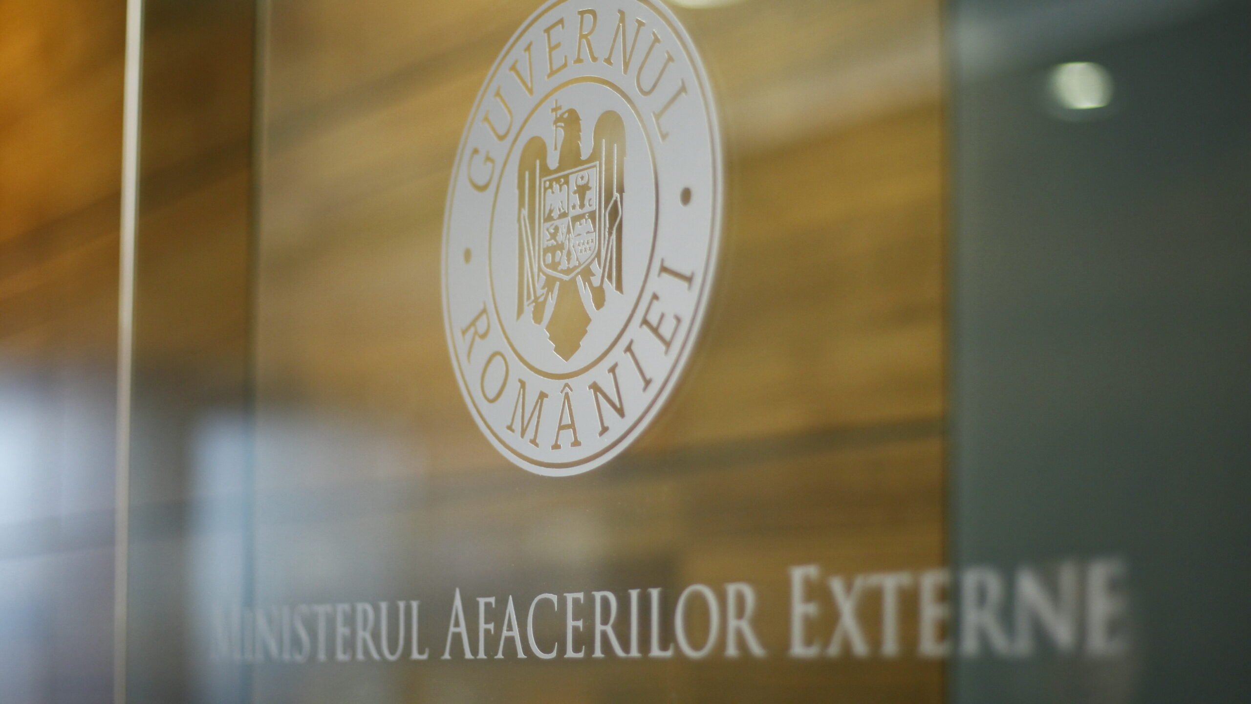 Scandalul Irina Ponta: o serie de gafe institutionale care adâncesc criza în politica românească O problemă aparent minoră, dar care a degenerat rapid într-un scandal de amploare, scoate la iveală deficiențe grave în modul în care instituțiile statului gestionează situații delicate