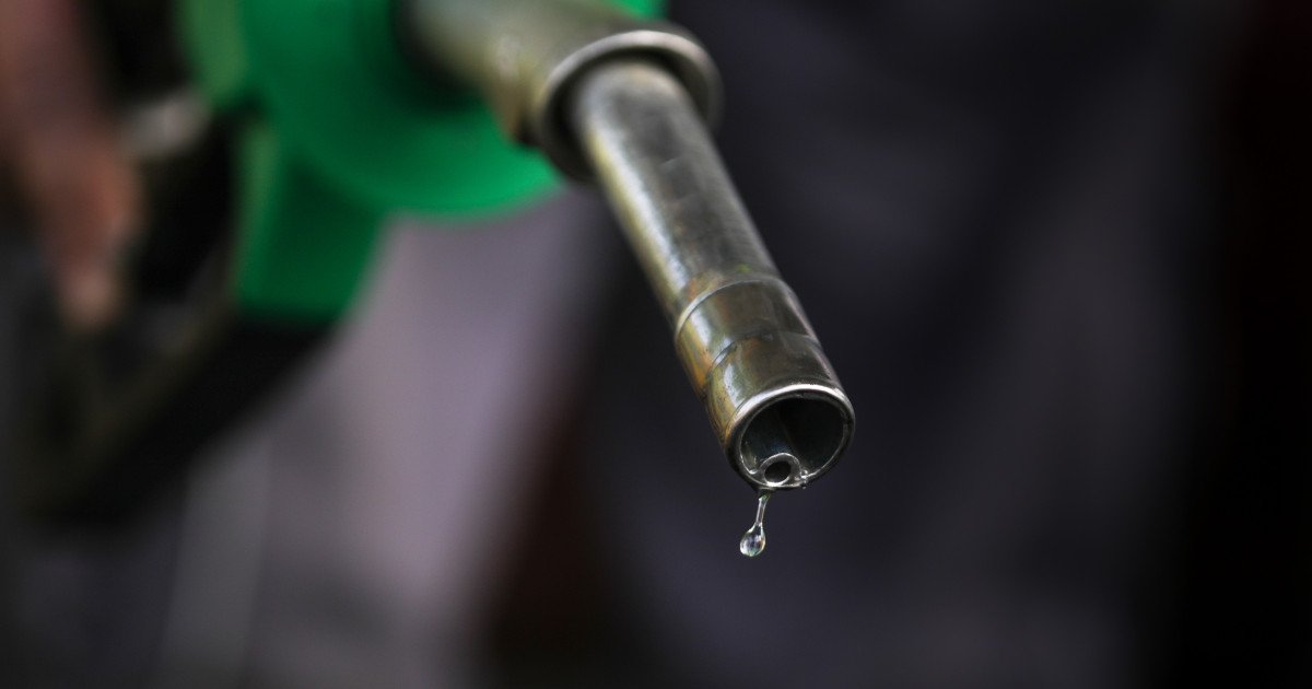 Prețurile carburanților din România continuă să mențină nivele ridicate, cu ușoare variații față de ziua precedentă, în condițiile în care week-end-ul și începutul lunii aprilie aduc un nou val de scumpiri