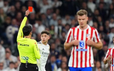 Cartonaș roșu și penalty controversat în derby-ul dintre Real Madrid și Atletico Madrid După un meci tensionat și plin de momente decisive, derby-ul dintre Real Madrid și Atletico Madrid a fost marcat de o decizie controversată a arbitrilor, care a revoltat suporterii ambelor echipe și a reînviat discuțiile despre corectitudinea arbitrajului în La Liga
