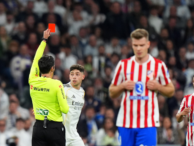 Cartonaș roșu și penalty controversat în derby-ul dintre Real Madrid și Atletico Madrid După un meci tensionat și plin de momente decisive, derby-ul dintre Real Madrid și Atletico Madrid a fost marcat de o decizie controversată a arbitrilor, care a revoltat suporterii ambelor echipe și a reînviat discuțiile despre corectitudinea arbitrajului în La Liga