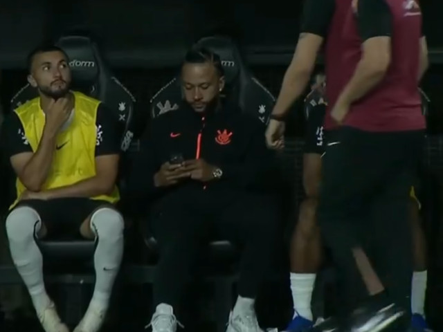 Controverse în Brazilia: Depay, acuzat de stafful tehnic pentru comportament pe banca de rezerve O situație tensionată a zguduit recent ambientul cluburilor braziliene, în contextul meciului în care internaționalul olandez Memphis Depay, transferat de curând de către Flamengo, a fost implicat într-un incident de natură conflictuală cu stafful tehnic