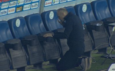 Fotografie rară în lumea fotbalului românesc: Bogdan Andone, tehnicianul aproape uitat în peisajul fotbalistic românesc, a fost surprins în ipostaza de spectator entuziast pe stadionul ”Oblemenco” din Craiova, după victoria echipei sale împotriva trupei de pe locul întâi