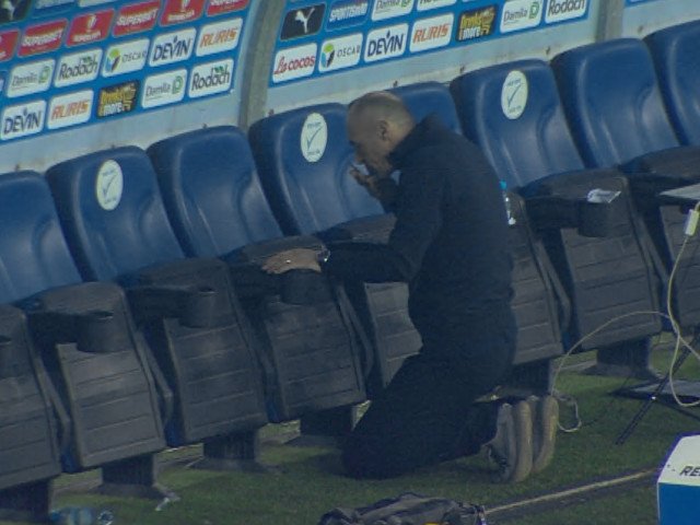 Fotografie rară în lumea fotbalului românesc: Bogdan Andone, tehnicianul aproape uitat în peisajul fotbalistic românesc, a fost surprins în ipostaza de spectator entuziast pe stadionul ”Oblemenco” din Craiova, după victoria echipei sale împotriva trupei de pe locul întâi