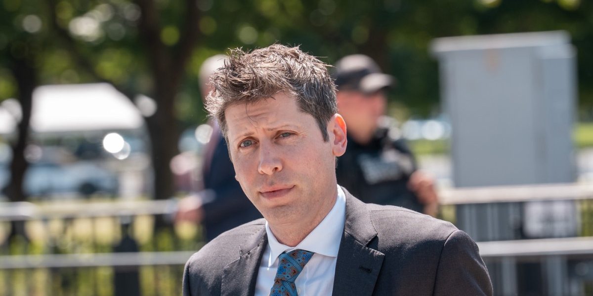 Sam Altman, CEO-ul OpenAI, a recunoscut recent că lanțul de evenimente legate de acordul încheiat cu Pentagonul a fost marcat de o decizie grăbită, care, în contextul reacțiilor negative din mediul public și tehnologic, necesită o reevaluare atentă