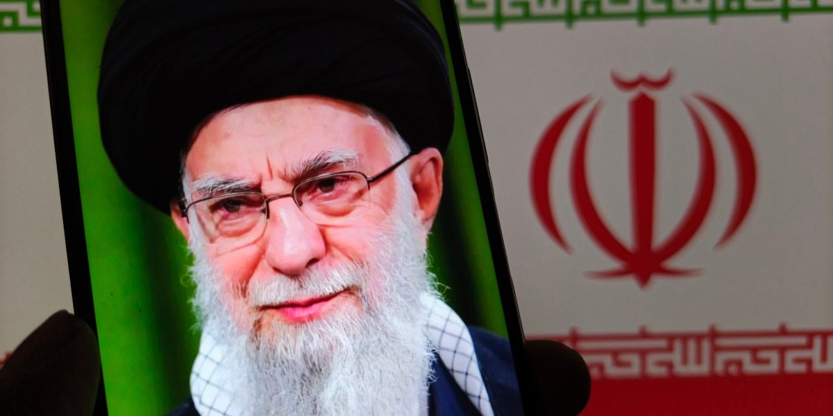 Ceva mai mult de o simplă breșă tehnologică: o aplicație de rugăciuni din Iran, peste 5 milioane de descărcări, a fost compromisă, deschizând drumuri pentru un val neașteptat de dezinformare și influențare în contextul tensionat al regimului de la Teheran