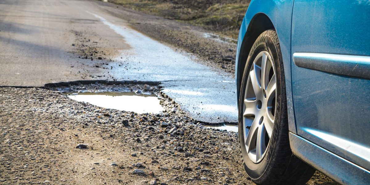 Ce trebuie să faci dacă dai peste o groapă pe carosabil și cine răspunde pentru daunele produse Un incident rutier cauzat de o groapă apărută pe carosabil poate deveni, dincolo de inconveniente, o situație complicată din punct de vedere legal și tehnic