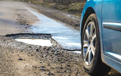 Șoferii pot primi despăgubiri pentru avarierea mașinii în gropi: ce pași trebuie să urmeze